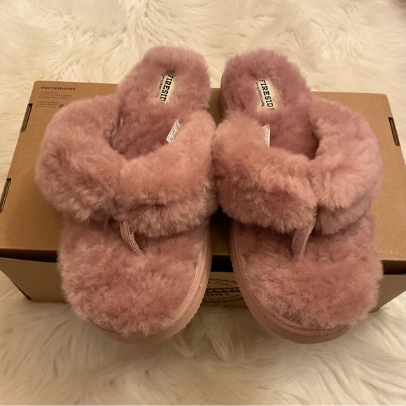 Fireside by Dearfoams Auburn Genuine Shearling Thong Slippers New in Box Size 8 - Picture 2 of 11